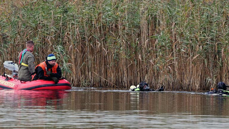 Bei der Suche nach dem vermissten achtjährigen Fabian wird der Uferbereich am Inselsee mit Schlauchbooten, Tauchern und Einsatzkräften in Wathosen durchkämmt.