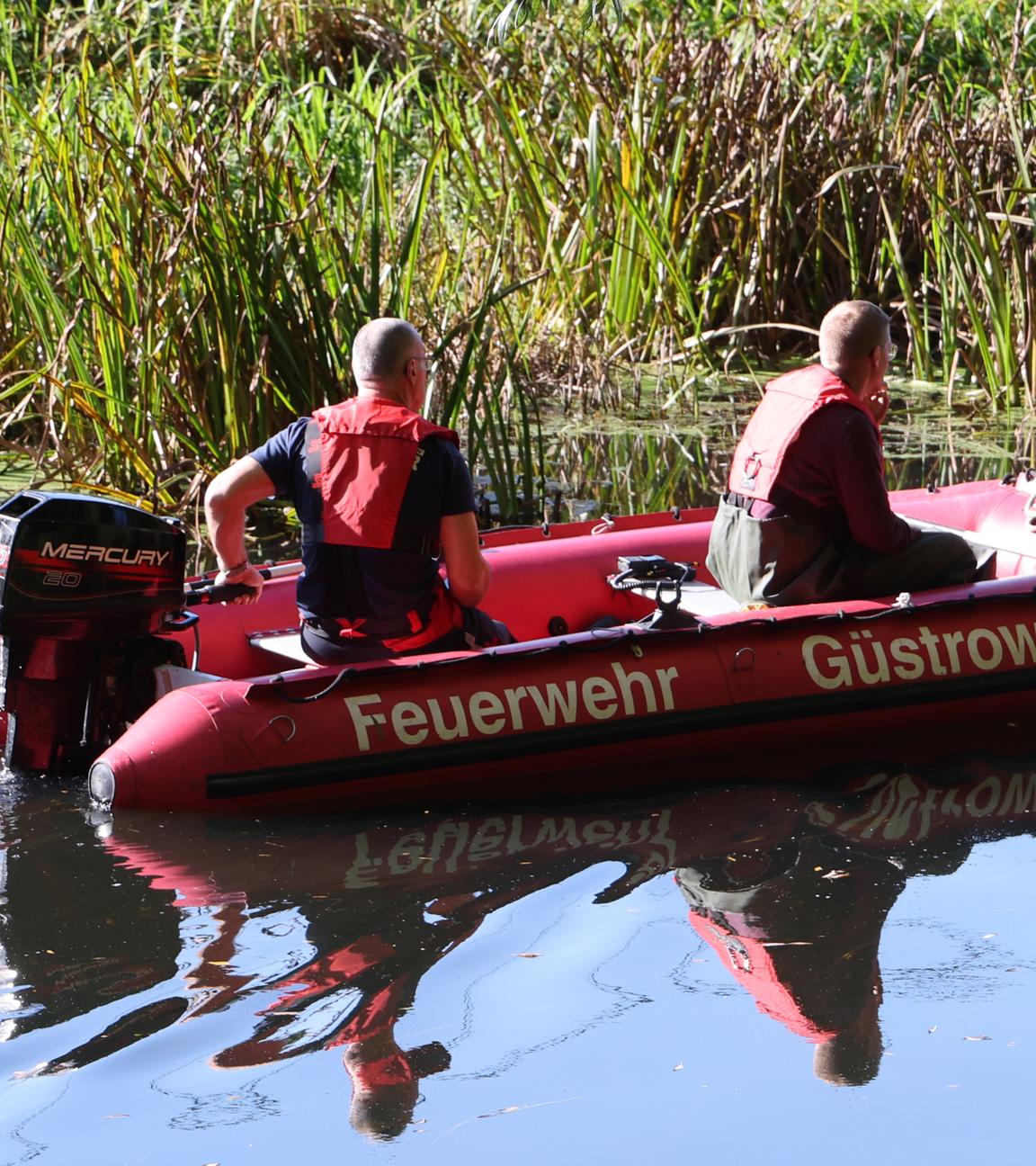 Die Feuerwehr sucht mit dem Schlauchboot auf dem Bützow-Güstrow-Kanal nach Hinweisen auf den Verbleib des achtjährigen Fabian. 