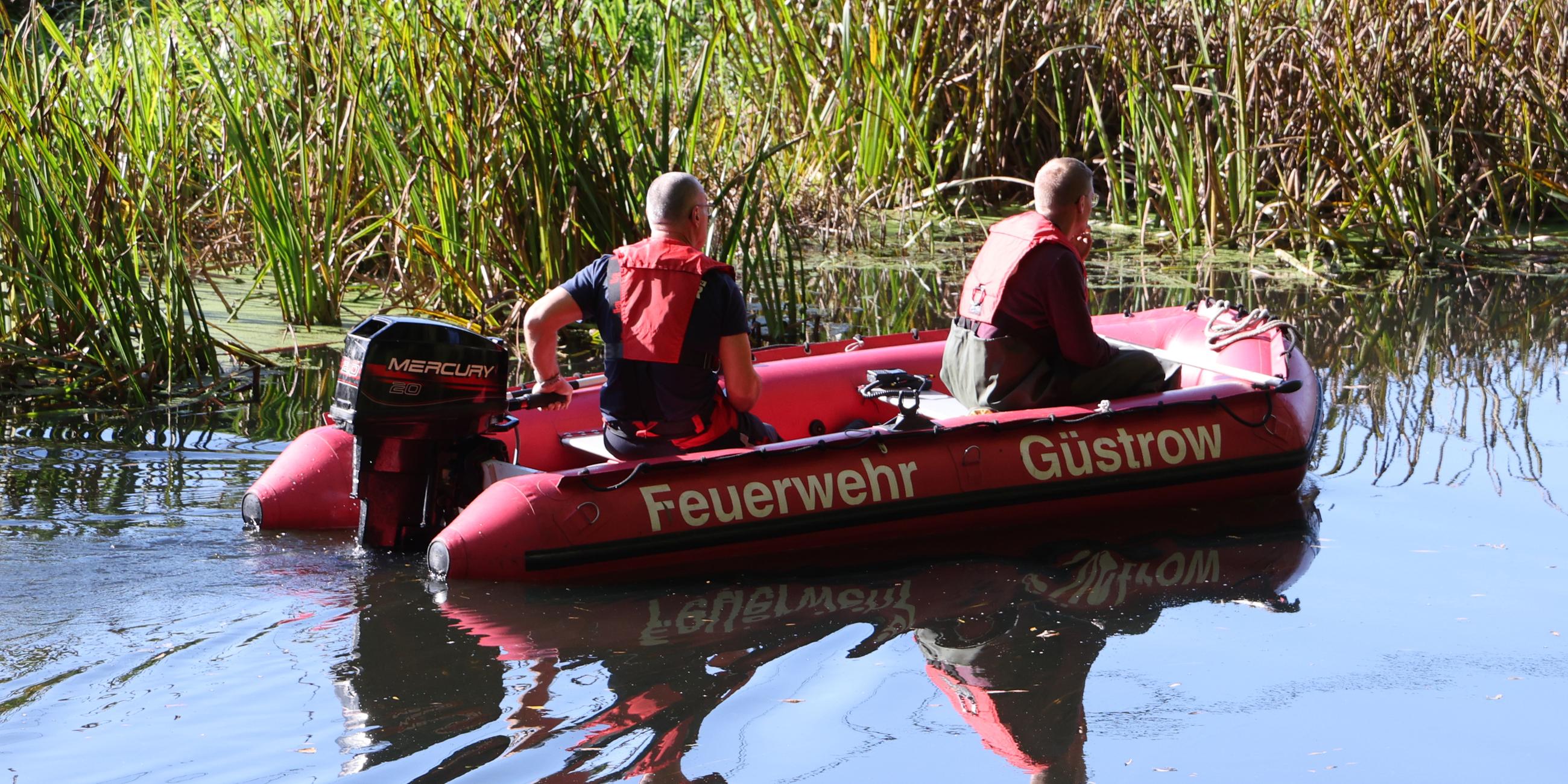 Die Feuerwehr sucht mit dem Schlauchboot auf dem Bützow-Güstrow-Kanal nach Hinweisen auf den Verbleib des achtjährigen Fabian. 