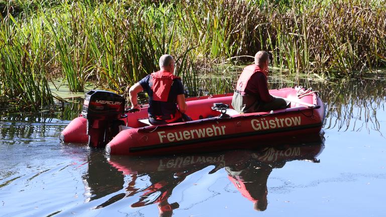 Die Feuerwehr sucht mit dem Schlauchboot auf dem Bützow-Güstrow-Kanal nach Hinweisen auf den Verbleib des achtjährigen Fabian. 