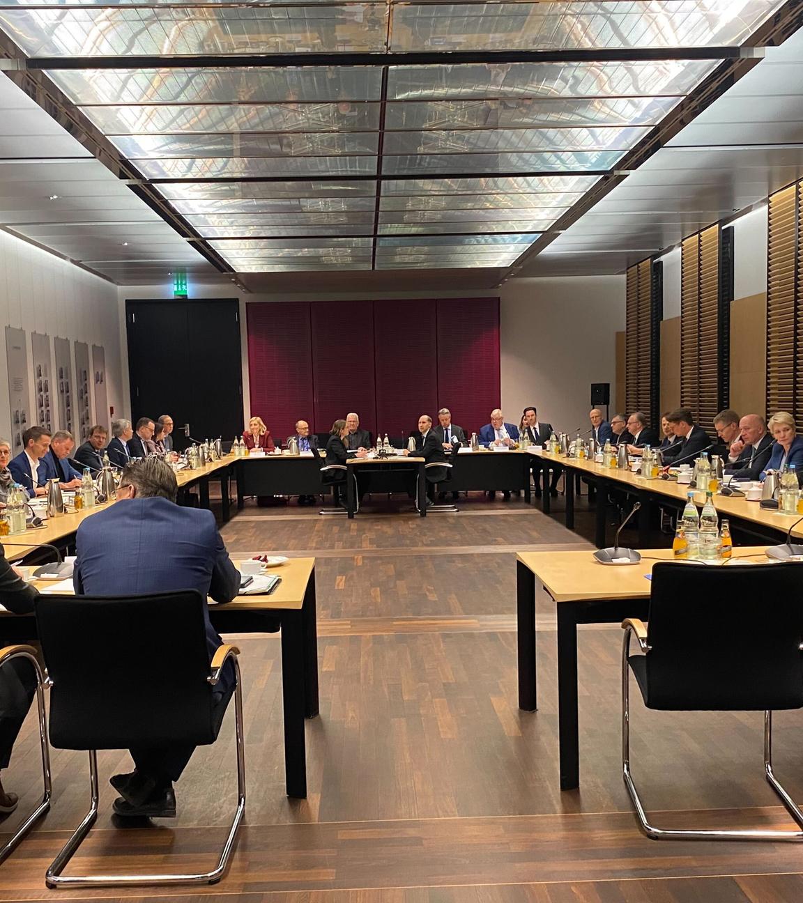 Der Vermittlungsausschuss zwischen Bundestag und Bundesrat ist in Berlin zur ersten Sitzung dieser Wahlperiode zusammengekommen.