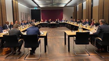 Der Vermittlungsausschuss zwischen Bundestag und Bundesrat ist in Berlin zur ersten Sitzung dieser Wahlperiode zusammengekommen.