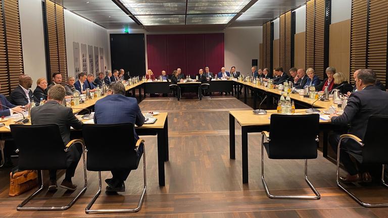 Der Vermittlungsausschuss zwischen Bundestag und Bundesrat ist in Berlin zur ersten Sitzung dieser Wahlperiode zusammengekommen.