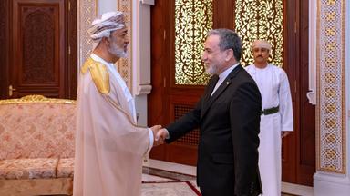 Auf diesem vom iranischen Außenministerium veröffentlichten Foto schüttelt der iranische Außenminister Abbas Araghchi dem Sultan Haitham bin Tariq von Oman während ihres Treffens am Sonntag, dem 26. April 2026, in Maskat, Oman, die Hand.
