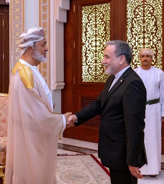Auf diesem vom iranischen Außenministerium veröffentlichten Foto schüttelt der iranische Außenminister Abbas Araghchi dem Sultan Haitham bin Tariq von Oman während ihres Treffens am Sonntag, dem 26. April 2026, in Maskat, Oman, die Hand.