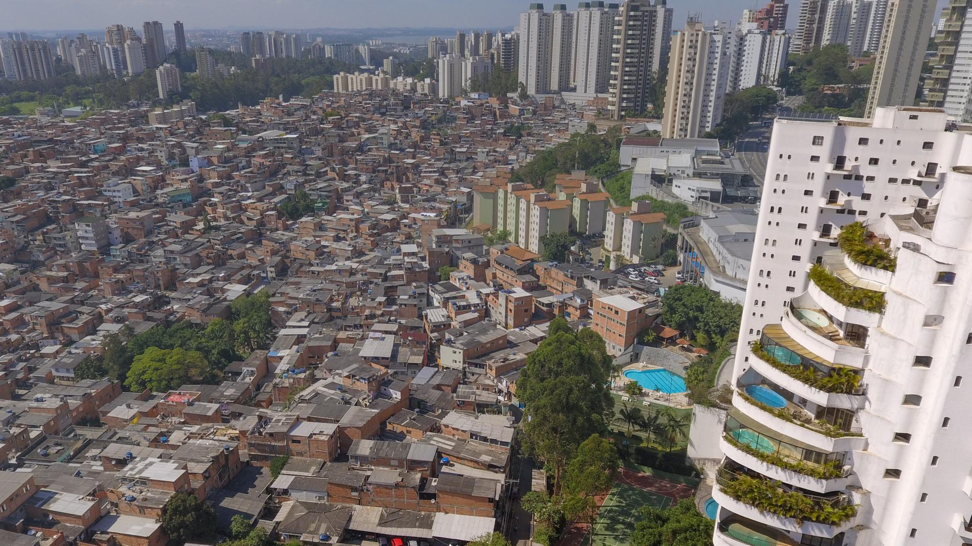Eine begrünte Stadt aus der Vogelperspektive.