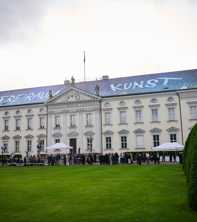 Freiraum Kunst steht auf dem Dach des Schloss Bellvue.