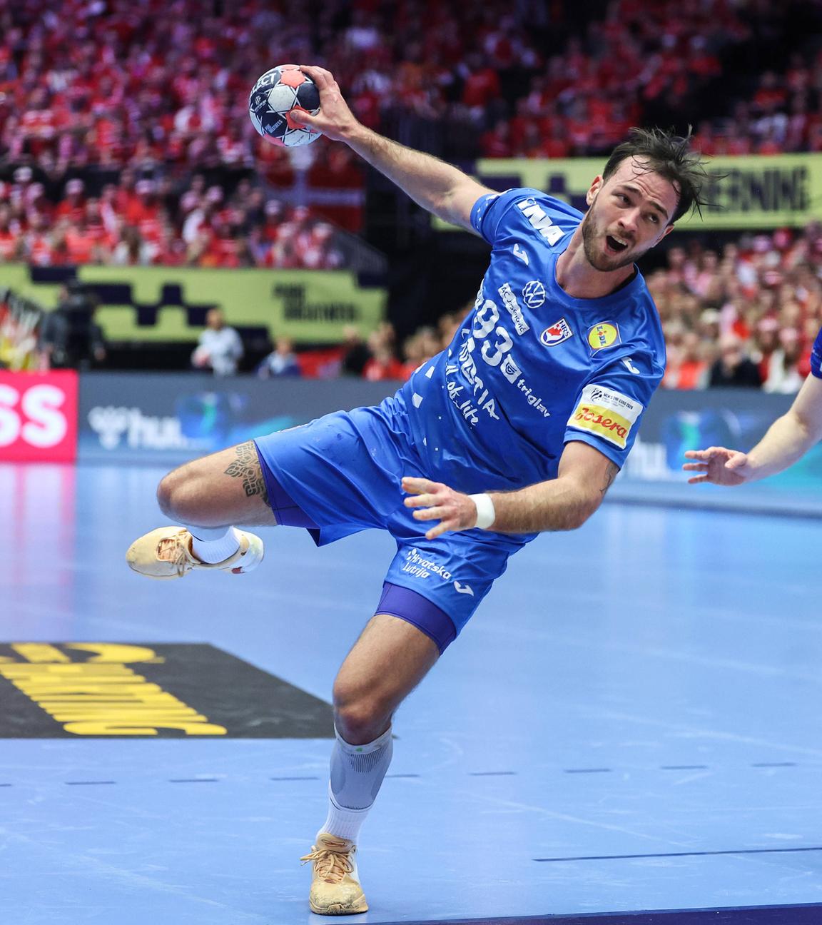 Der kroatische Handballspieler Veron Načinović setzt im Spiel um den dritten Platz der Handball-EM gegen Island zum Wurf auf das Tor an