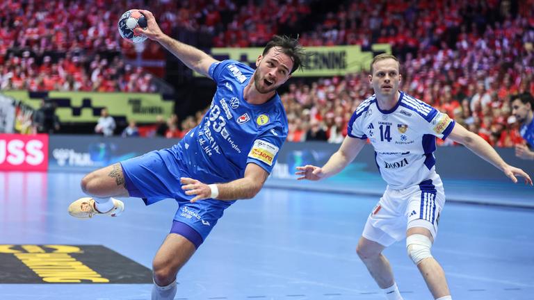 Der kroatische Handballspieler Veron Načinović setzt im Spiel um den dritten Platz der Handball-EM gegen Island zum Wurf auf das Tor an