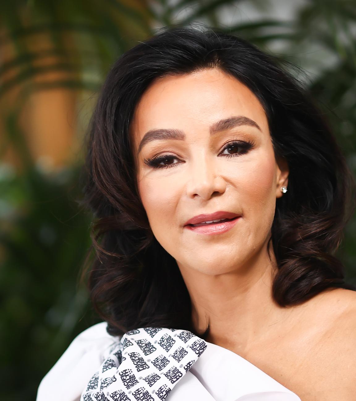 Portrait von Verona Pooth bei einem Fototermin in einem One-Shoulder-Outfit