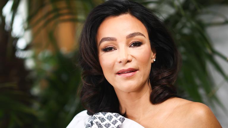 Portrait von Verona Pooth bei einem Fototermin in einem One-Shoulder-Outfit