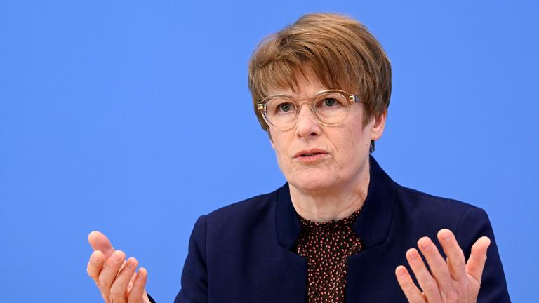 Veronika Grimm bei der Bundespressekonferenz Vorstellung des Frühjahrsgutachten 2025 in Berlin