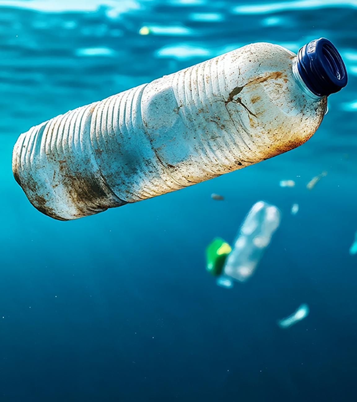 Leere Plastikflaschen schwimmen im Meer