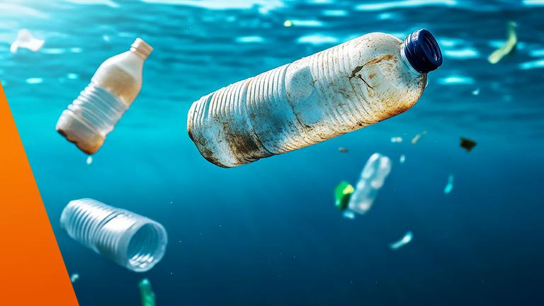 Leere Plastikflaschen schwimmen im Meer