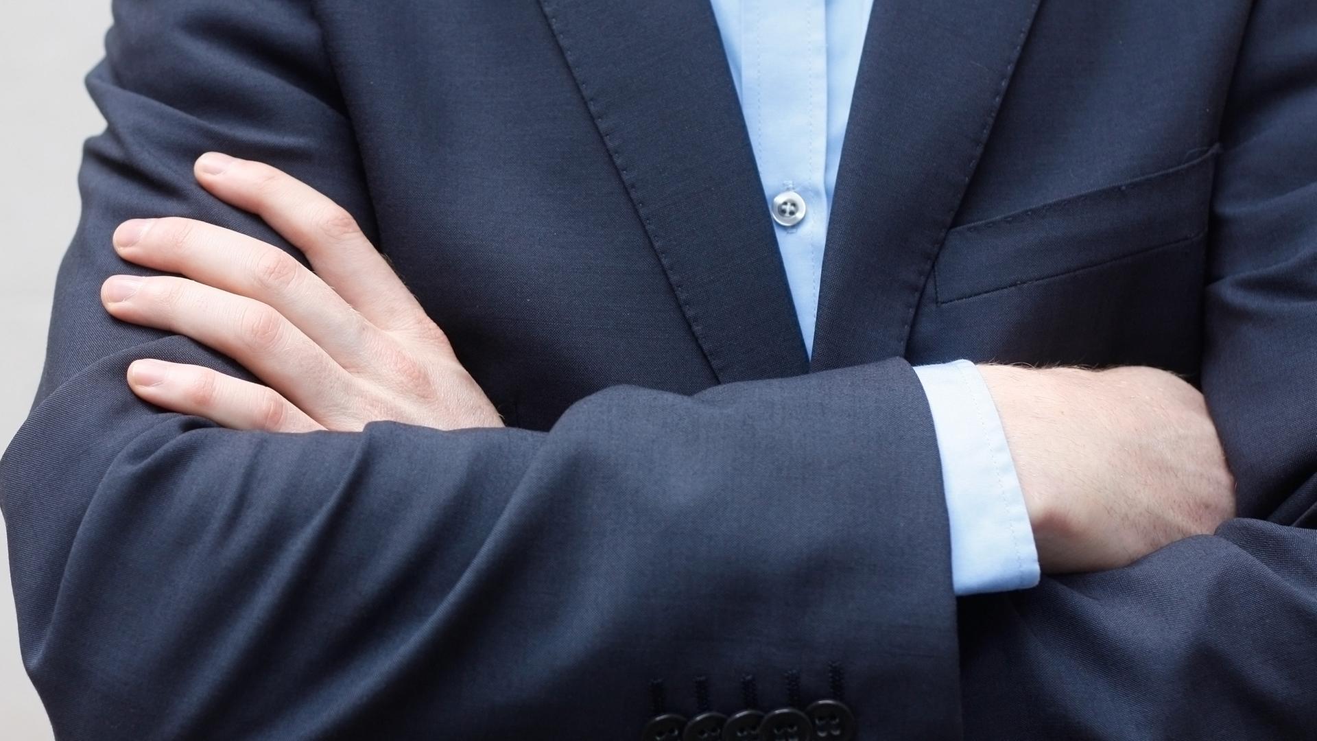 (Symbolbild) Mann mit verschränkten Armen.