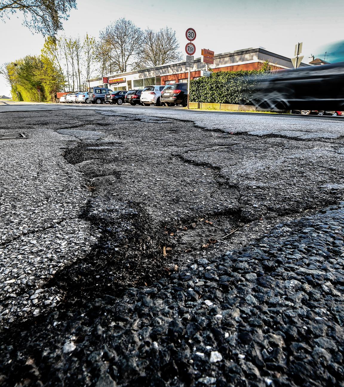 Ein Auto fährt über die kaputte Humboldtstraße am 17.04.2021 in Richtung Haarzopf, Mühlheim an der Ruhr.
