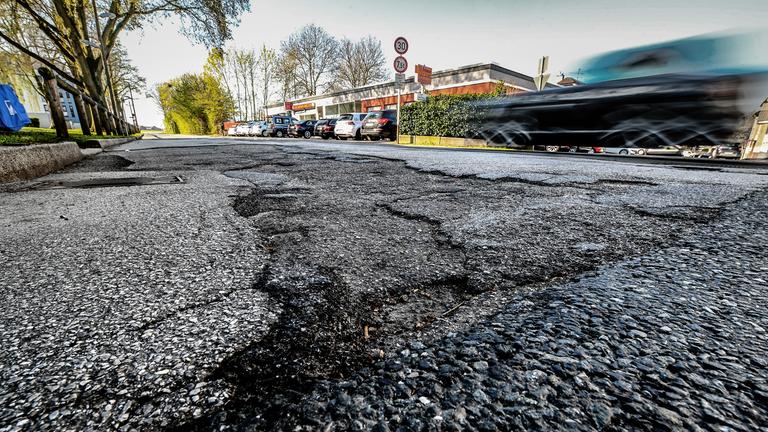 Ein Auto fährt über die kaputte Humboldtstraße am 17.04.2021 in Richtung Haarzopf, Mühlheim an der Ruhr.