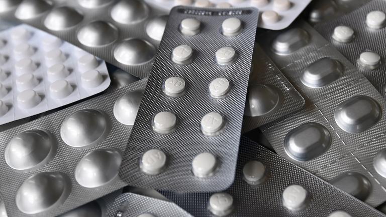Nahaufnahme von Medikamenten in Blisterpackungen, die übereinander angeordnet sind.