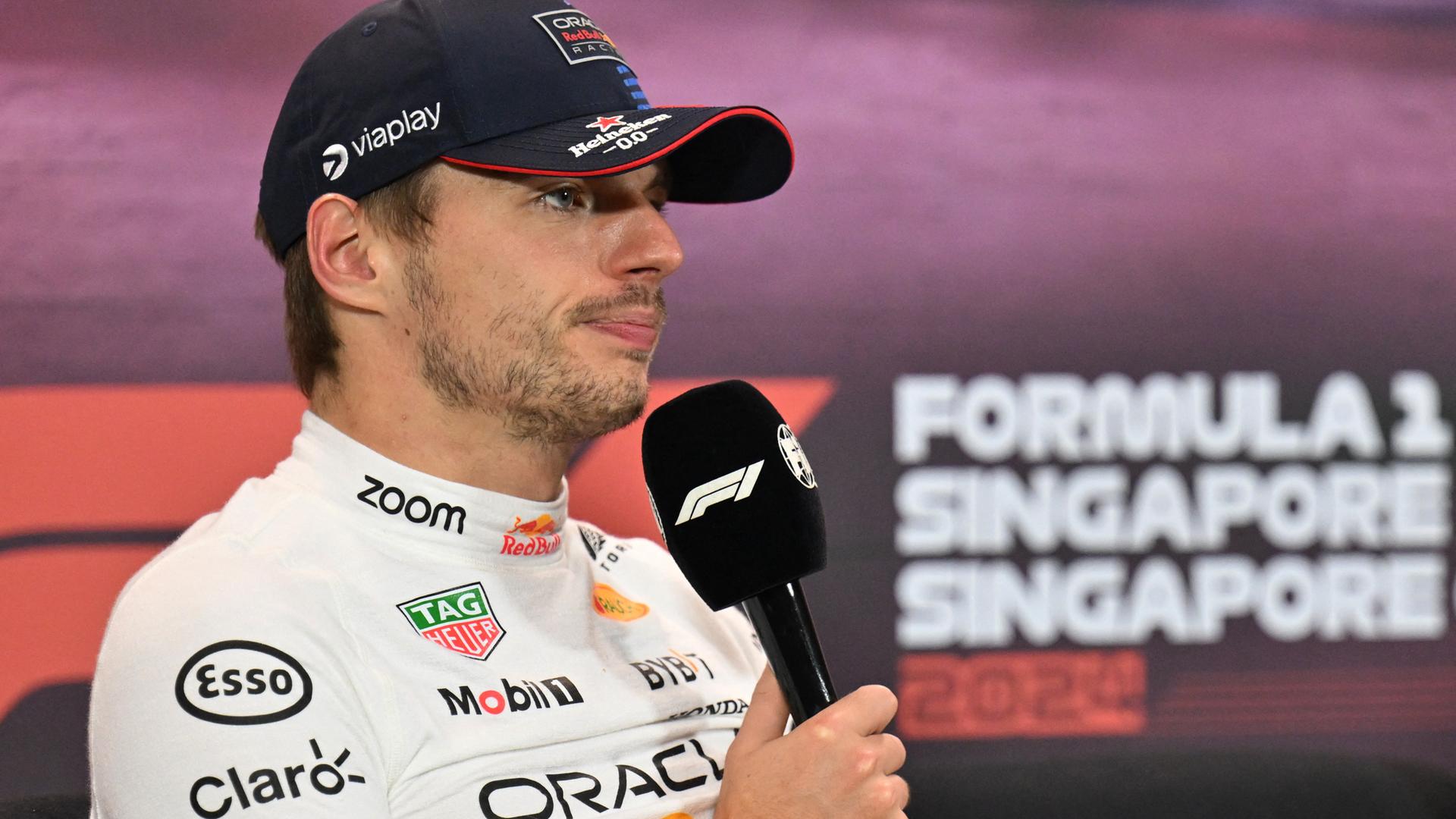 Red-Bull-Pilot Max Verstappen spricht nach dem Großen Preis von Singapur bei einer Pressekonferenz am 22. September 2024 ins Mikrofon.