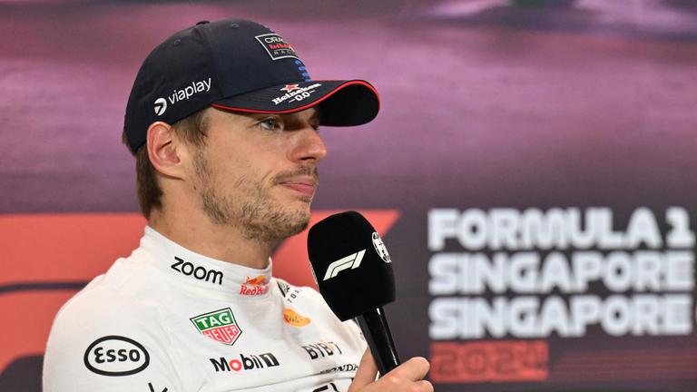 Red-Bull-Pilot Max Verstappen spricht nach dem Großen Preis von Singapur bei einer Pressekonferenz am 22. September 2024 ins Mikrofon.
