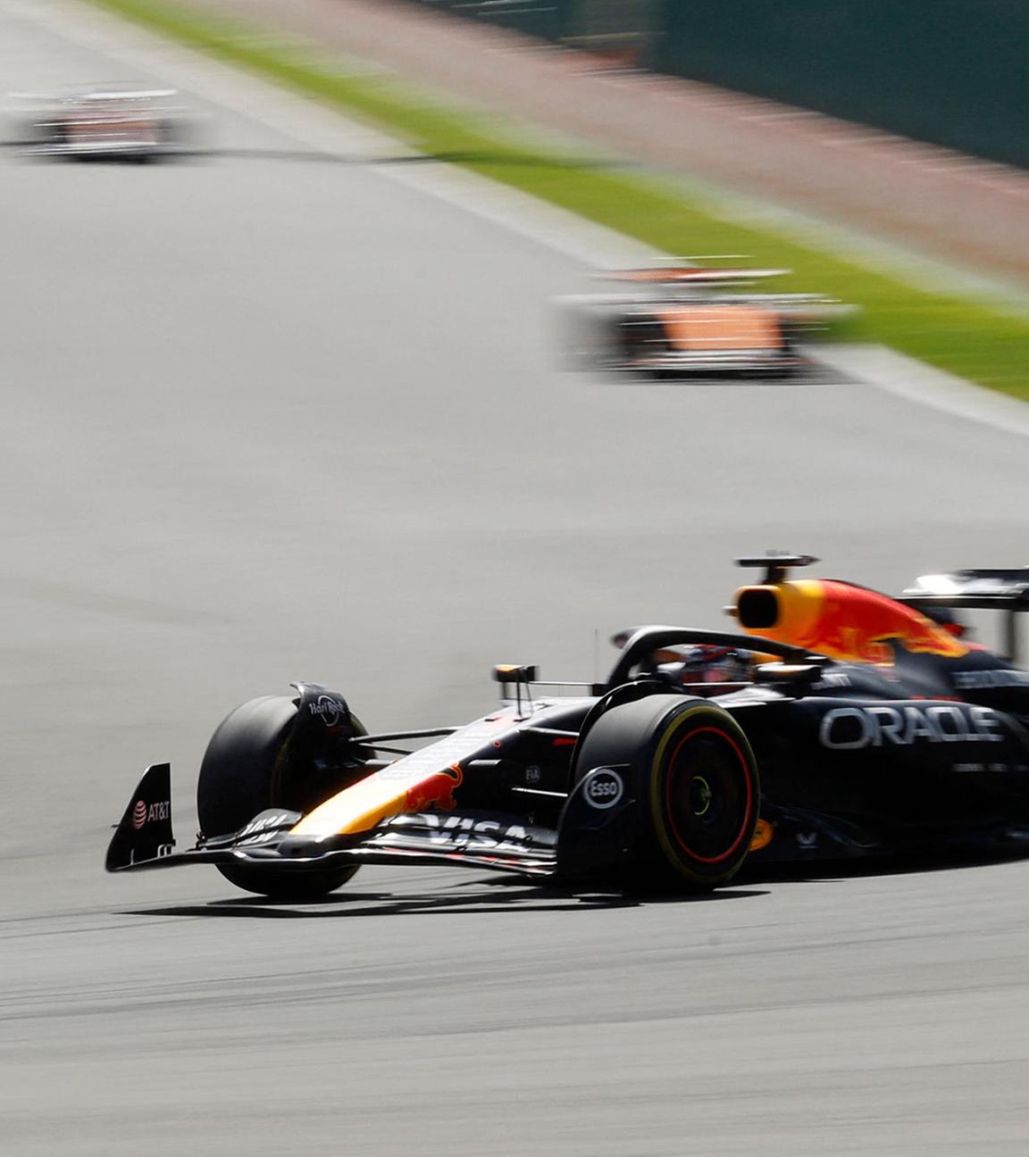 Max Verstappen (Red Bull) vor Oscar Piastri (McLaren) beim Sprint-Rennen des Formel-1-Grand-Prix von Belgien in Spa-Francorchamps am 26. Juli 2025.