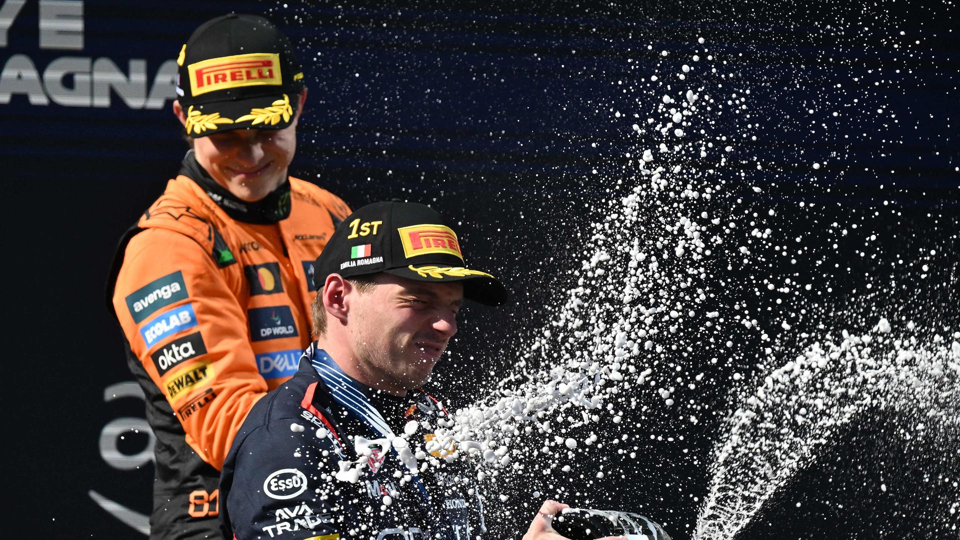 Max Verstappen jubelt über seinen Erfolg beim Rennen in Imola