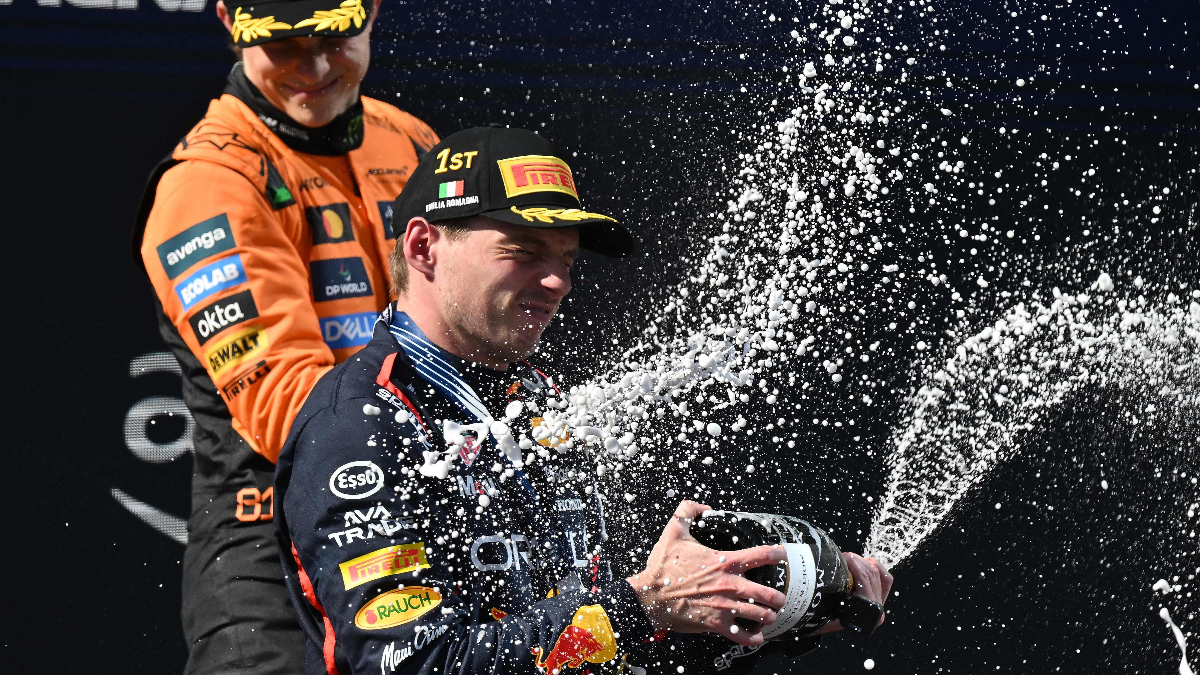 Max Verstappen jubelt über seinen Erfolg beim Rennen in Imola