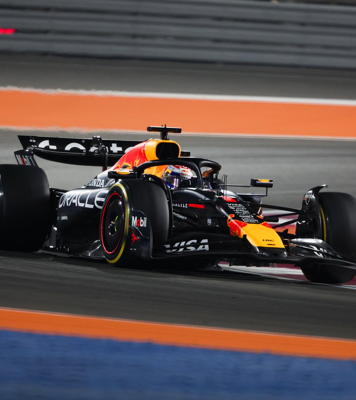 Max Verstappen führt das Rennen in Qatar an