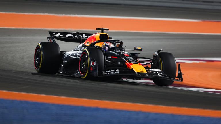 Max Verstappen führt das Rennen in Qatar an