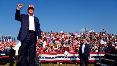 USA, Butler: Der republikanische Präsidentschaftsbewerber und ehemalige US-Präsident Donald Trump kommt zu einer Wahlkampfveranstaltung in Butler.