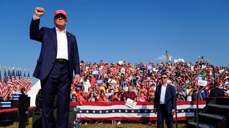 USA, Butler: Der republikanische Präsidentschaftsbewerber und ehemalige US-Präsident Donald Trump kommt zu einer Wahlkampfveranstaltung in Butler.