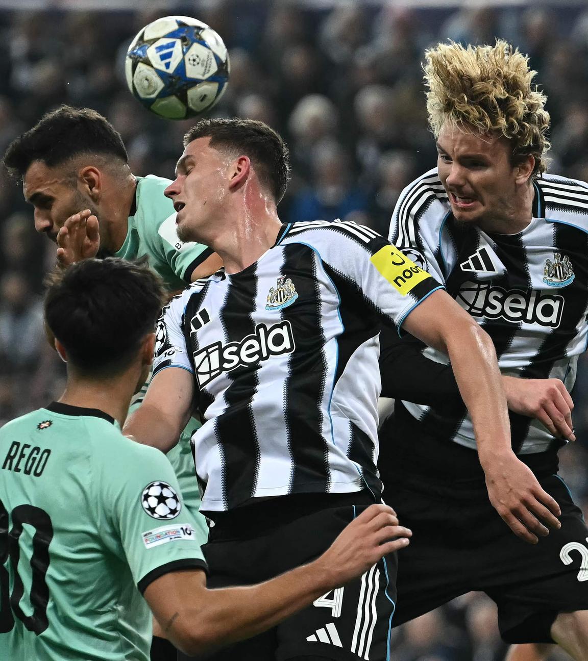 Nick Woltemade und Sven Botman verteidigen zusammen eine Ecke, die von Athletic Bilbao getreten wurde