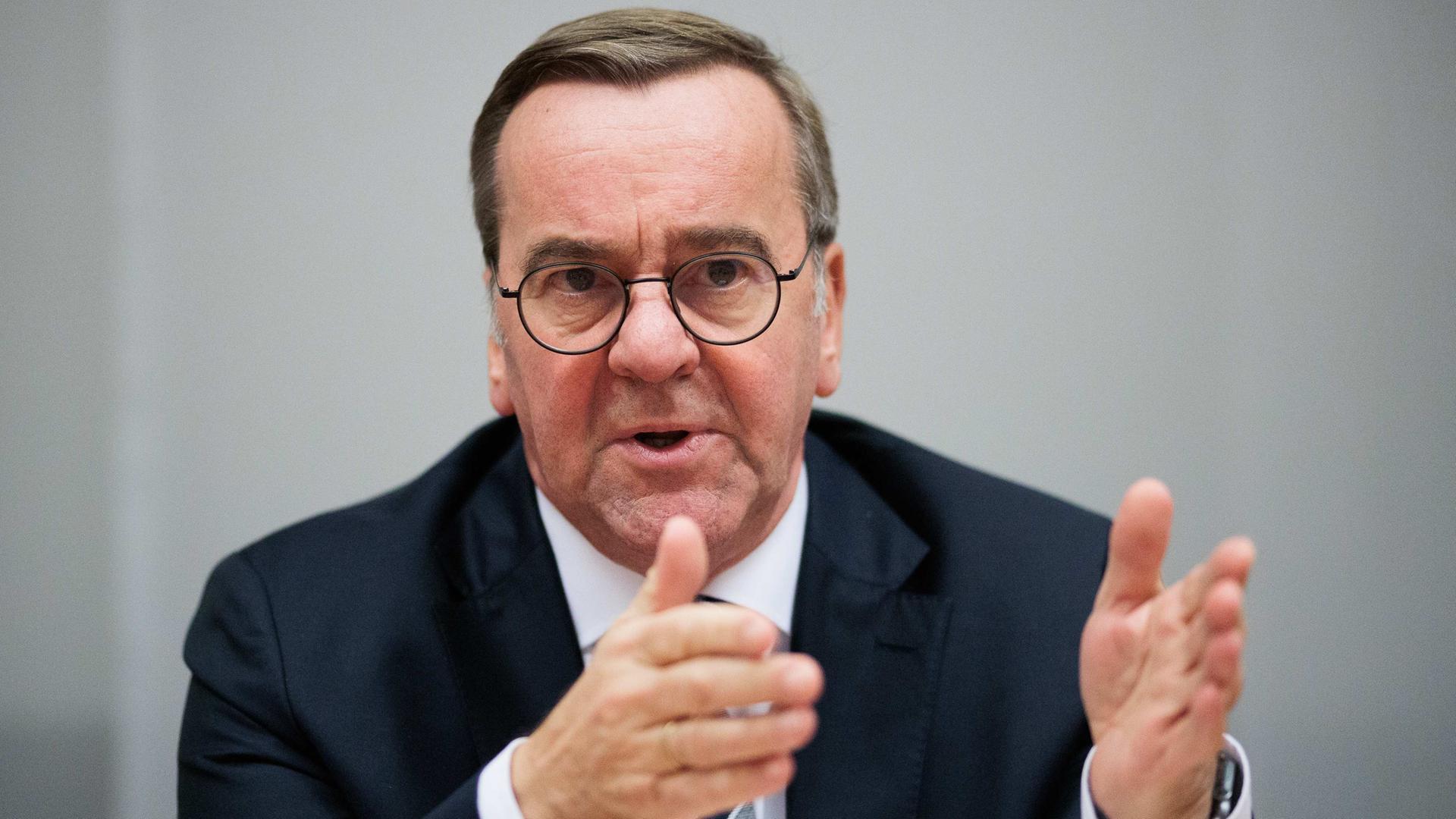 Berlin: Boris Pistorius (SPD), Bundesminister für Verteidigung, bei einem Interview mit der Nachrichtenagentur dpa.