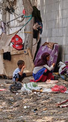 11.10.2026, Jemen, Aden: Eine vertriebene jemenitische Familie sitzt neben einer provisorischen Unterkunft am Straßenrand in Aden.