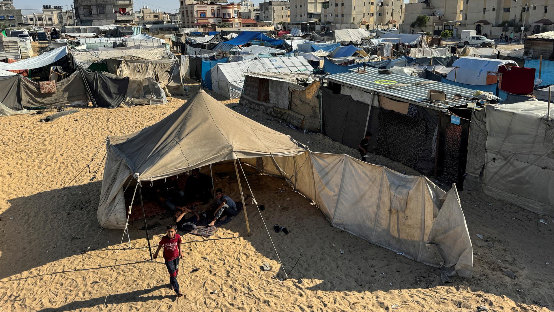 Vertriebene Palästinenser, die aufgrund der israelischen Militäroffensive aus ihren Häusern geflohen sind, suchen Schutz in einem Zelt in Rafah im südlichen Gazastreifen, 13.05.2024.