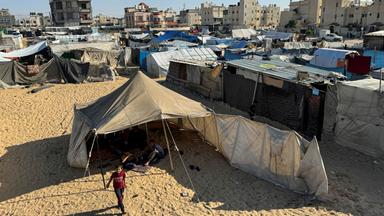 Vertriebene Palästinenser, die aufgrund der israelischen Militäroffensive aus ihren Häusern geflohen sind, suchen Schutz in einem Zelt in Rafah im südlichen Gazastreifen, 13.05.2024.