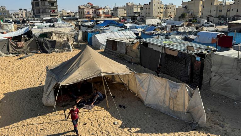 Vertriebene Palästinenser, die aufgrund der israelischen Militäroffensive aus ihren Häusern geflohen sind, suchen Schutz in einem Zelt in Rafah im südlichen Gazastreifen, 13.05.2024.