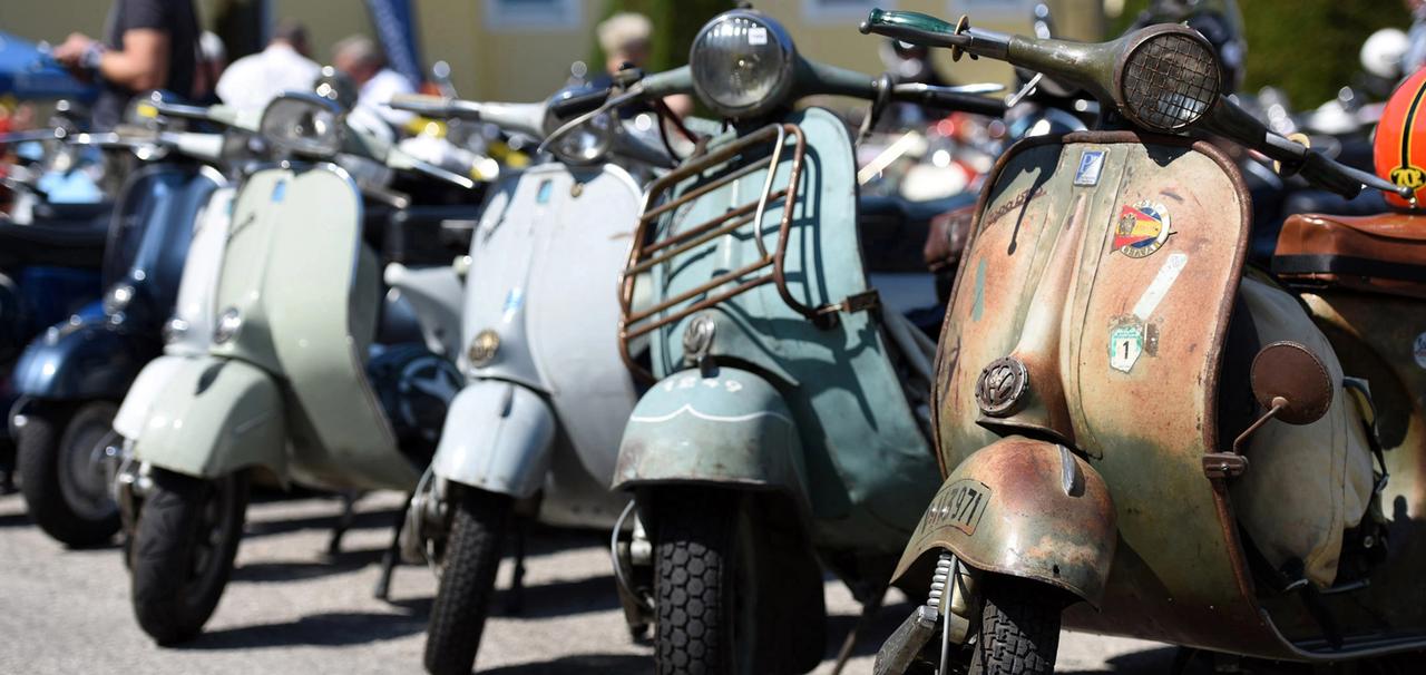 Historische Modelle der Piaggio Vespa beim Vespatreffen in Vorchdorf, Österreich. (Archiv)