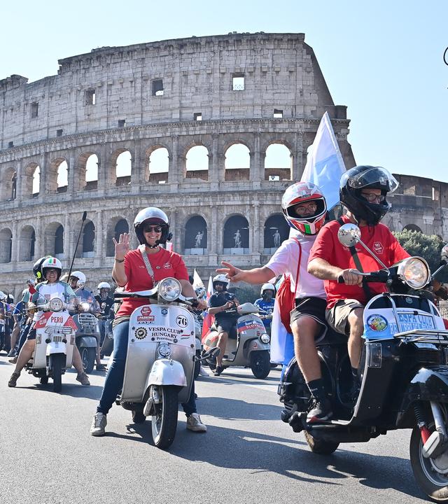 Vespa-Fahrer vor dem Kollosseum in Rom.