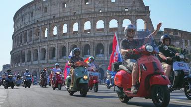 Vespa-Fans fahren anlässlich der Feierlichkeiten zum 80-jährigen Jubiläum des Vespa-Rollers am Samstag, dem 27. Juni 2026, in Rom vor dem Kolosseum vorbei.