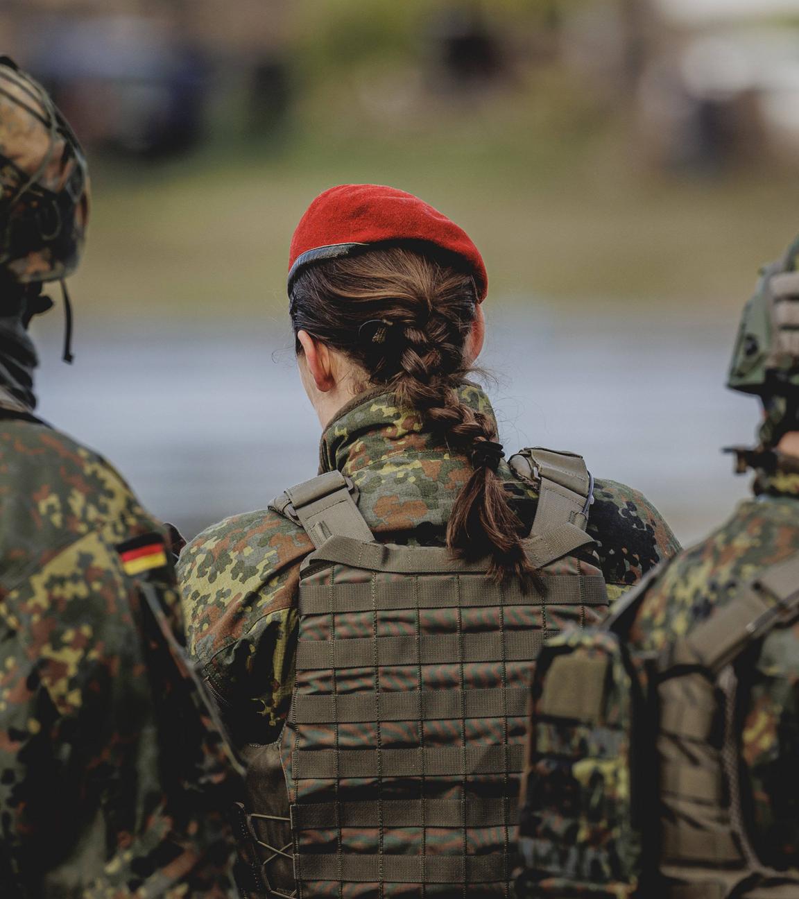 Eine Soldaten zeichnet sich ab zwischen Soldaten, aufgenommen im Rahmen der Militaeruebung Wettiner Schwert mit deutschen und tschechischen Soldaten bei Tangermuende, 26.03.2024.