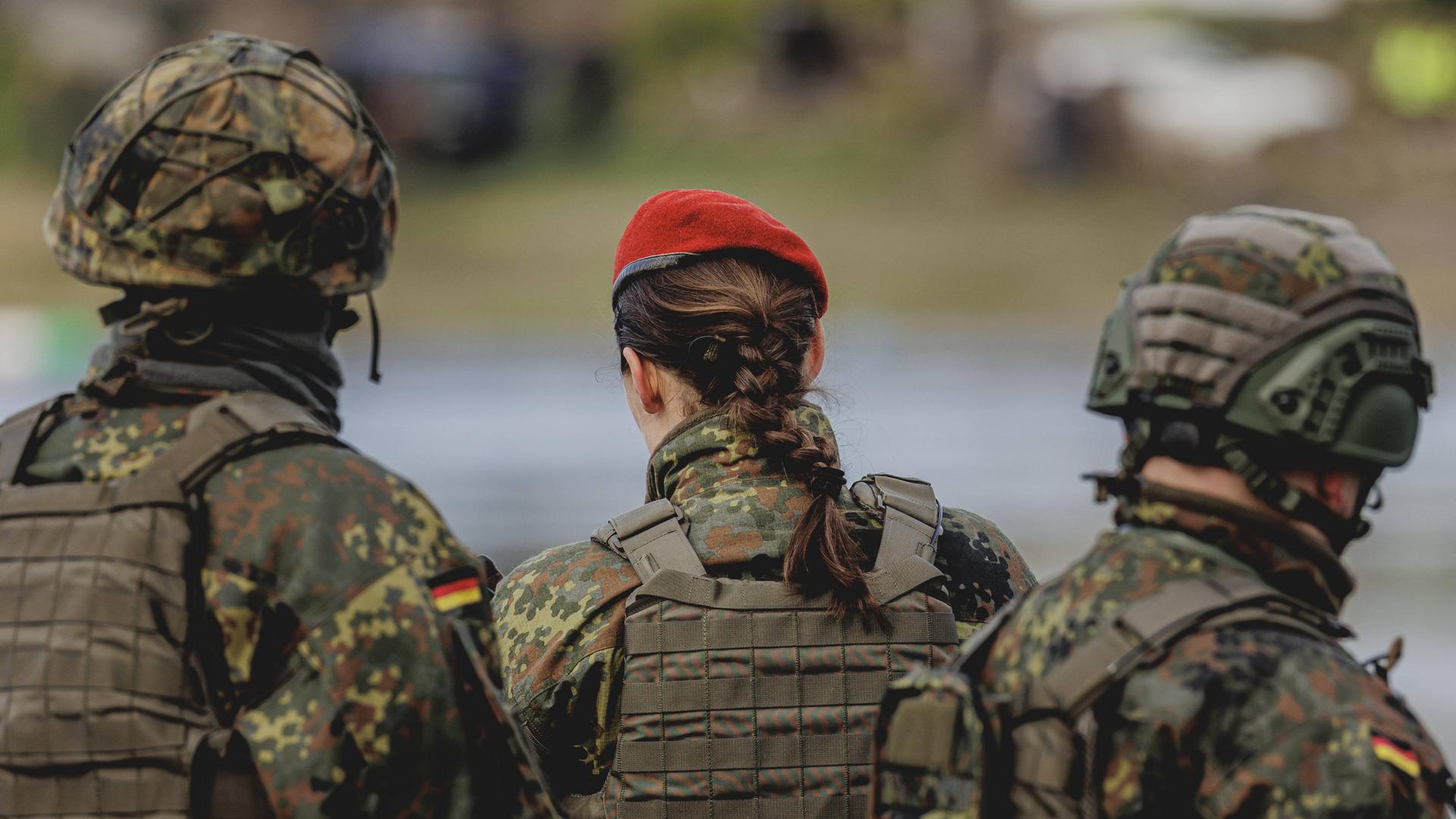 Eine Soldaten zeichnet sich ab zwischen Soldaten, aufgenommen im Rahmen der Militaeruebung Wettiner Schwert mit deutschen und tschechischen Soldaten bei Tangermuende, 26.03.2024.