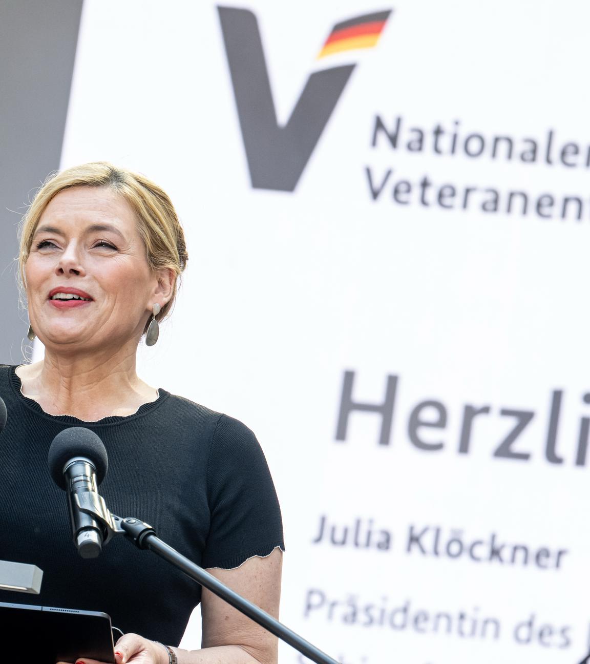 15.06.2025, Berlin: Julia Klöckner (CDU), Bundestagspräsidentin, eröffnet am Nationalen Veteranentag das Bürgerfest rund um den Reichstag.