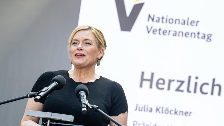 15.06.2025, Berlin: Julia Klöckner (CDU), Bundestagspräsidentin, eröffnet am Nationalen Veteranentag das Bürgerfest rund um den Reichstag.