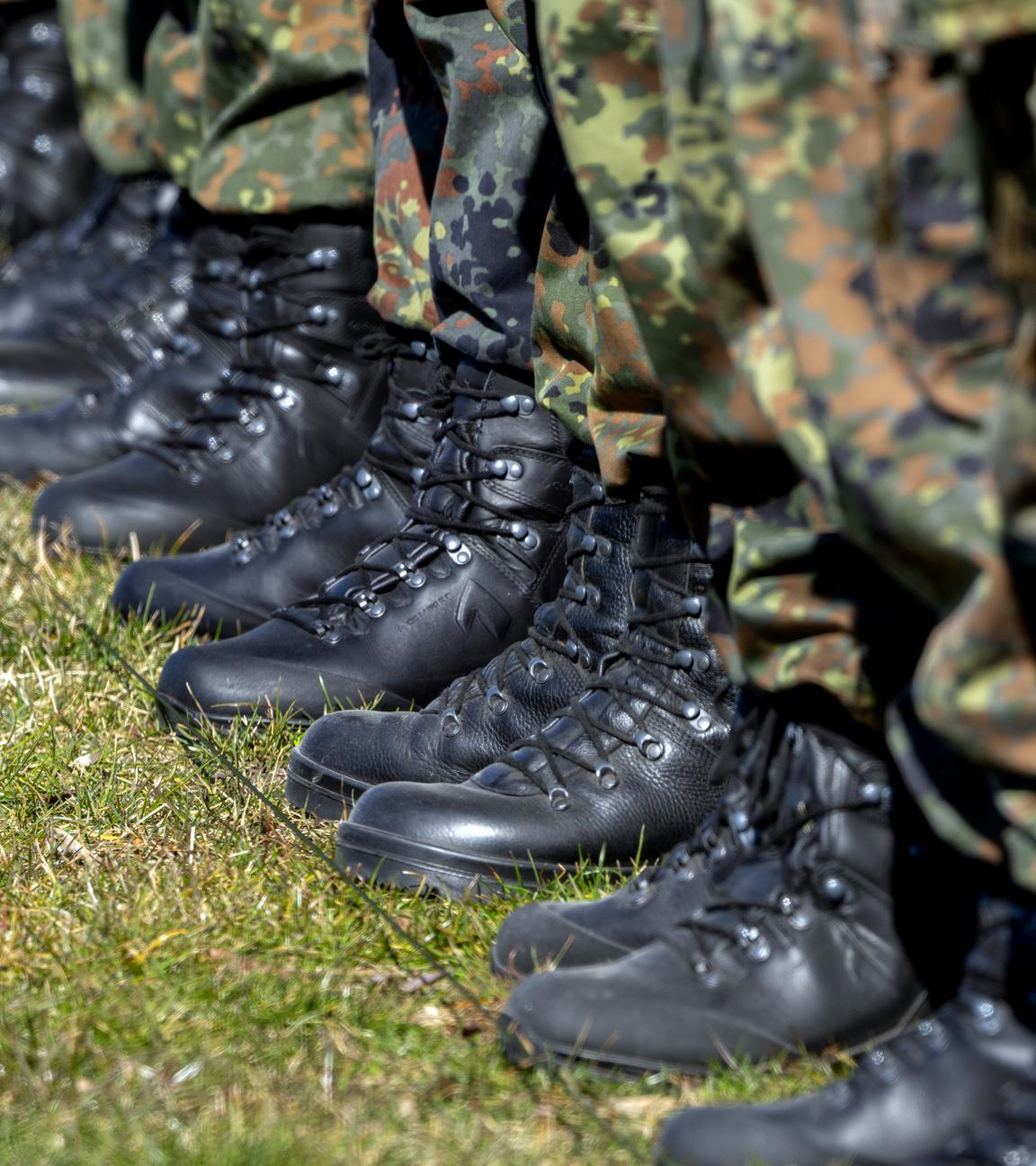 20.03.2025, Brandenburg, Potsdam: Soldaten sind zur Kommandoübergabe des Landeskommandos Brandenburg der Bundeswehr im Neuen Lustgarten angetreten.