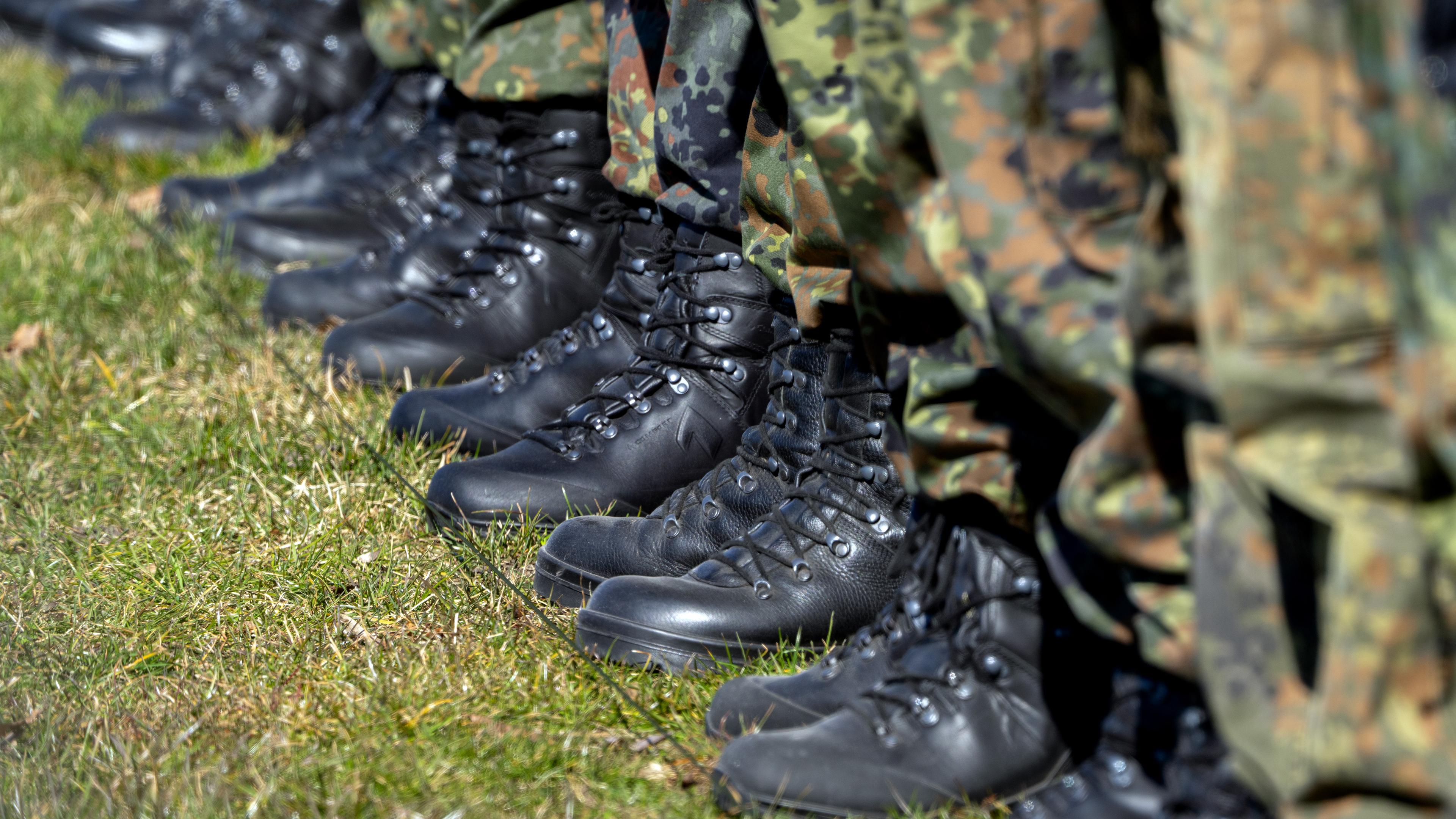 20.03.2025, Brandenburg, Potsdam: Soldaten sind zur Kommandoübergabe des Landeskommandos Brandenburg der Bundeswehr im Neuen Lustgarten angetreten.