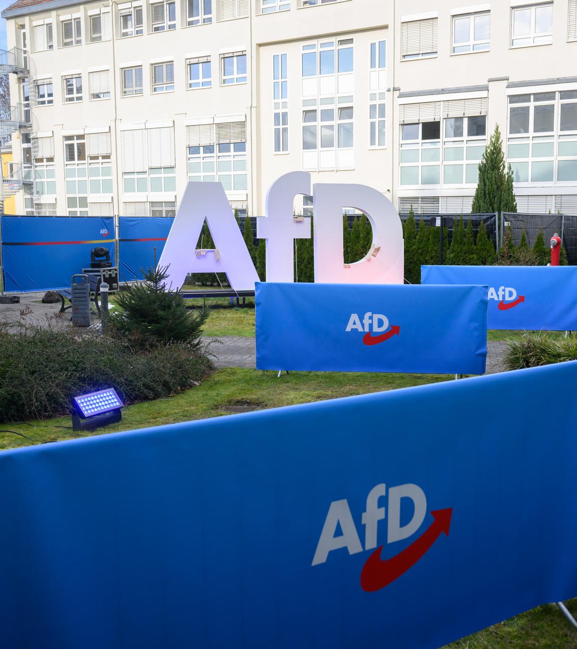 Logos stehen bei der Wahlparty der Alternative für Deutschland in der Bundesgeschäftsstelle der AfD