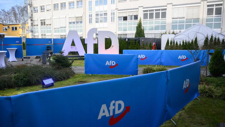 Logos stehen bei der Wahlparty der Alternative für Deutschland in der Bundesgeschäftsstelle der AfD