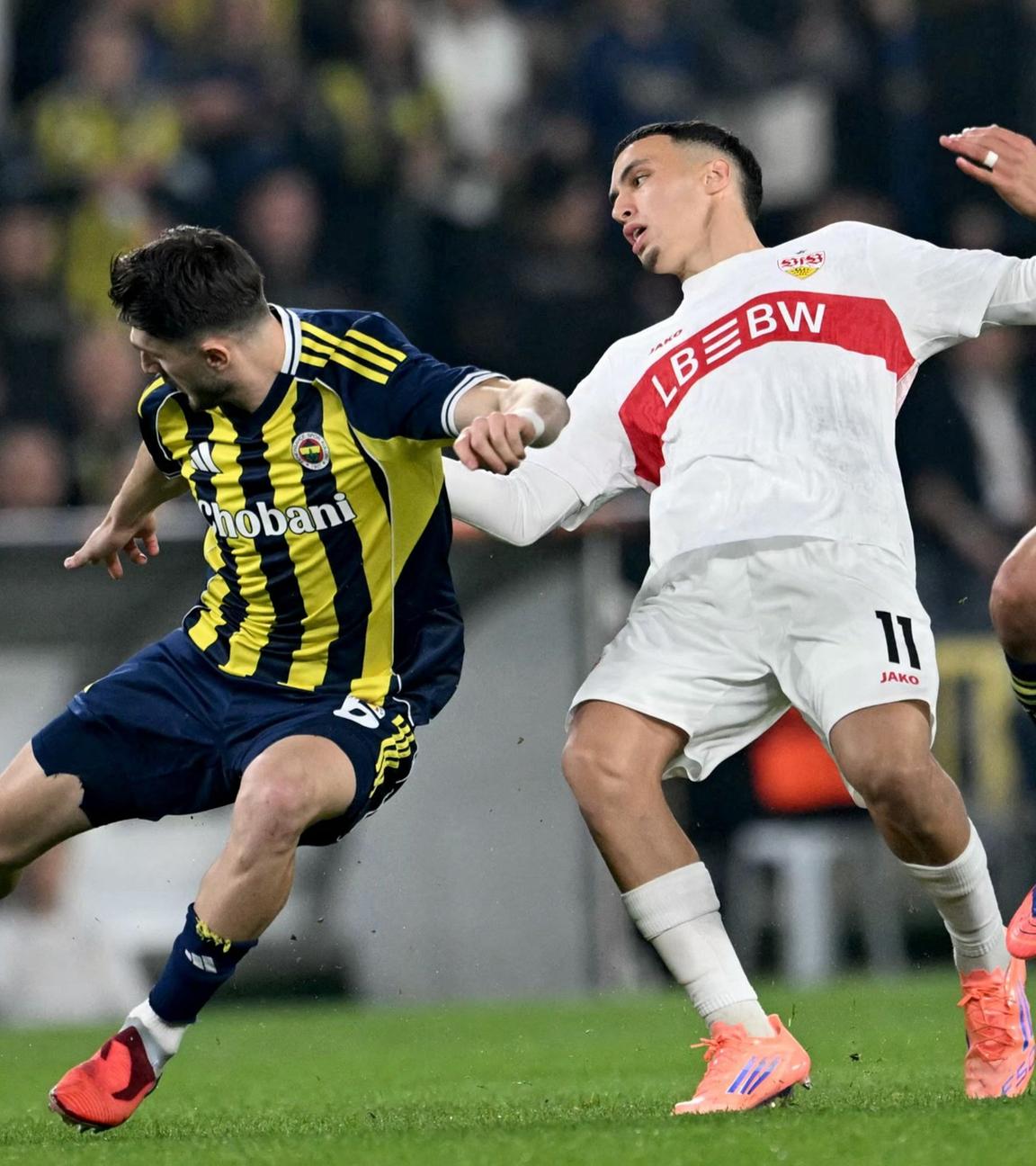 Bilal el Khannous (Mitte) mit Fenerbahces Edson Alvarez und Ismail Yuksek.