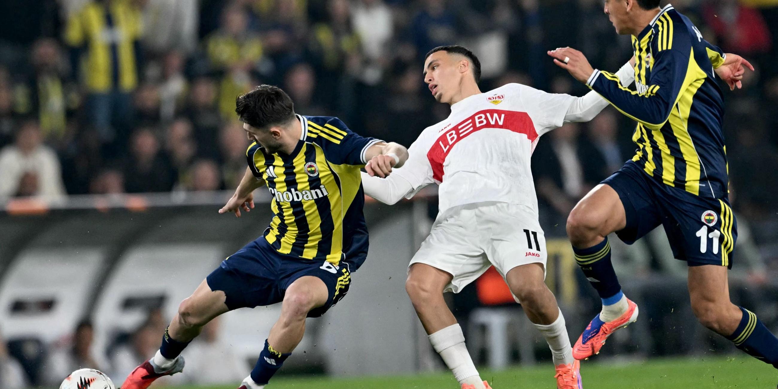 Bilal el Khannous (Mitte) mit Fenerbahces Edson Alvarez und Ismail Yuksek.